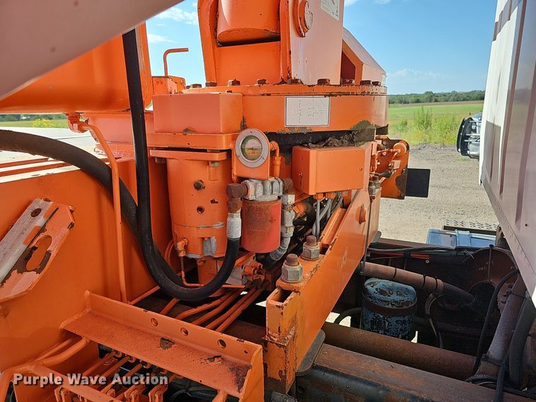 image for item DQ0277 1993 Ford L8000  crane truck