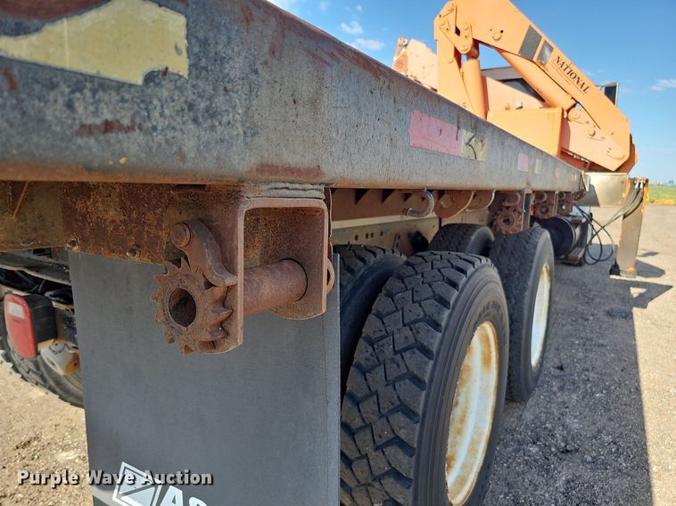 image for item DQ0277 1993 Ford L8000  crane truck