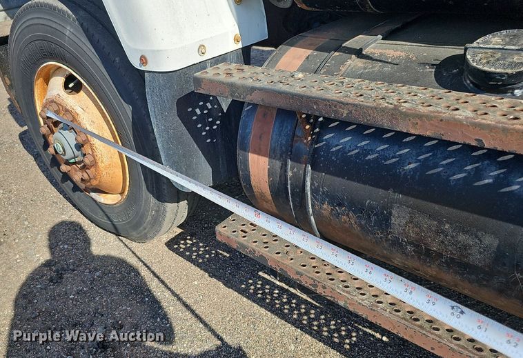 image for item DQ0277 1993 Ford L8000  crane truck