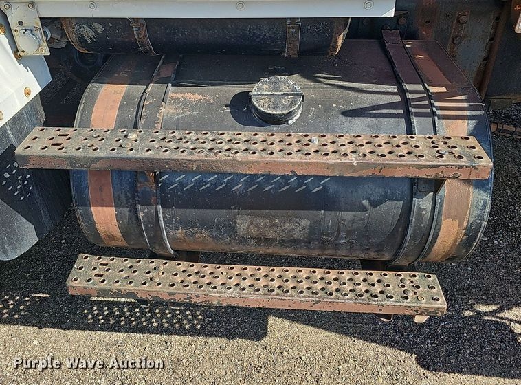 image for item DQ0277 1993 Ford L8000  crane truck