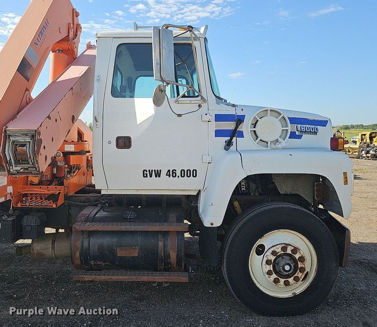 image for item DQ0277 1993 Ford L8000  crane truck
