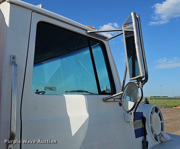 image for item DQ0277 1993 Ford L8000  crane truck