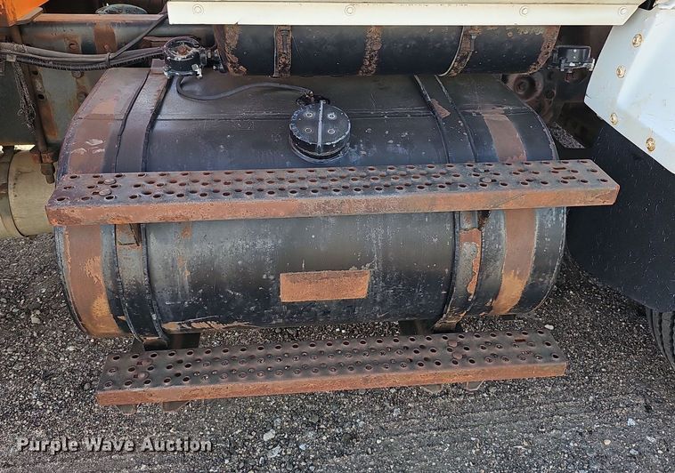 image for item DQ0277 1993 Ford L8000  crane truck