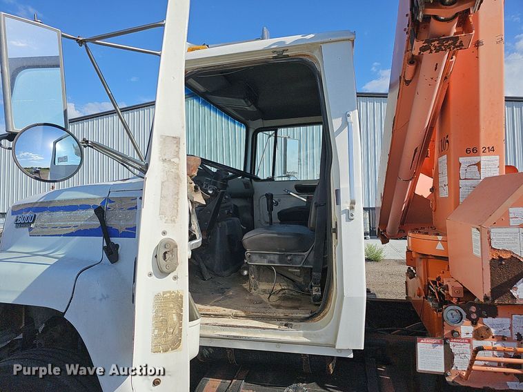 image for item DQ0277 1993 Ford L8000  crane truck