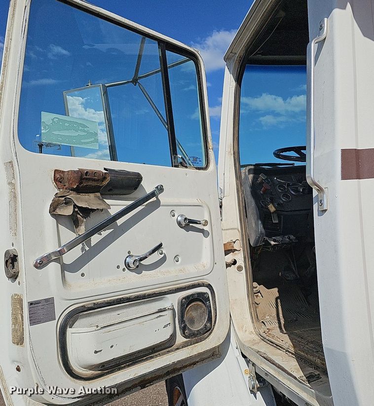 image for item DQ0277 1993 Ford L8000  crane truck