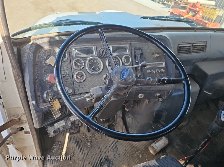 image for item DQ0277 1993 Ford L8000  crane truck