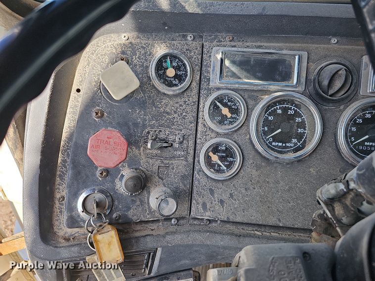 image for item DQ0277 1993 Ford L8000  crane truck