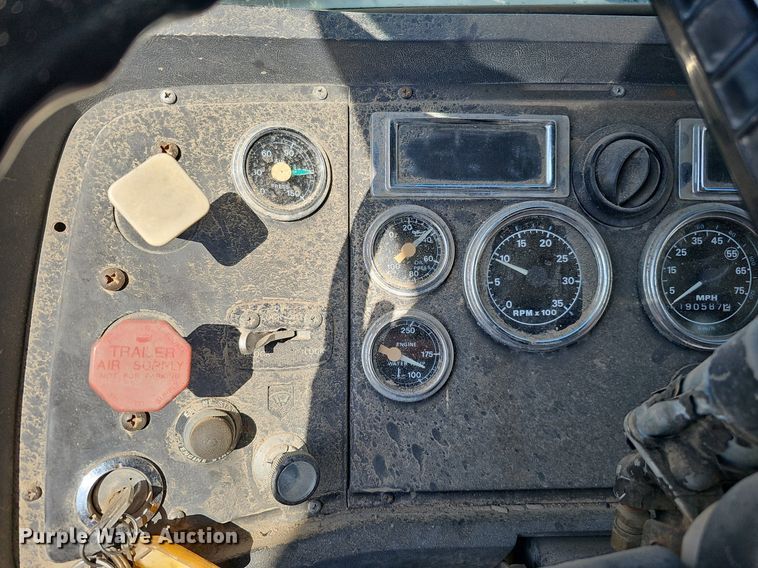 image for item DQ0277 1993 Ford L8000  crane truck