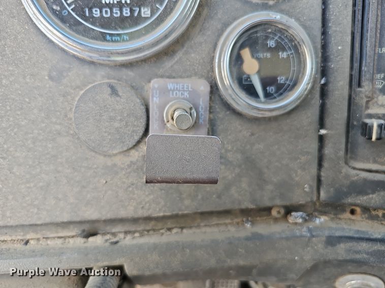 image for item DQ0277 1993 Ford L8000  crane truck