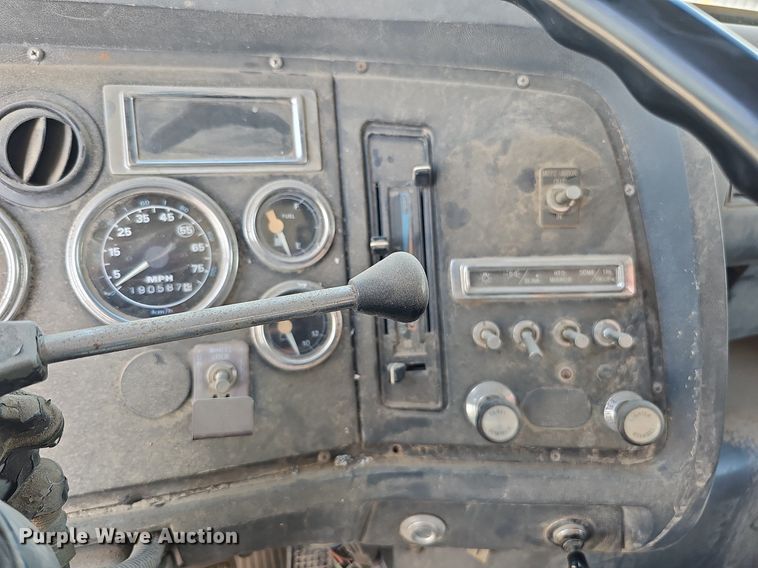 image for item DQ0277 1993 Ford L8000  crane truck