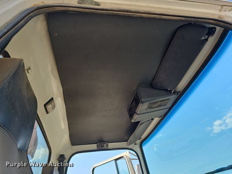 image for item DQ0277 1993 Ford L8000  crane truck