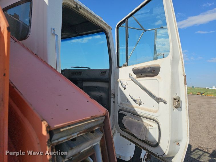 image for item DQ0277 1993 Ford L8000  crane truck