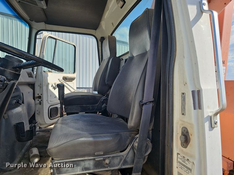 image for item DQ0277 1993 Ford L8000  crane truck