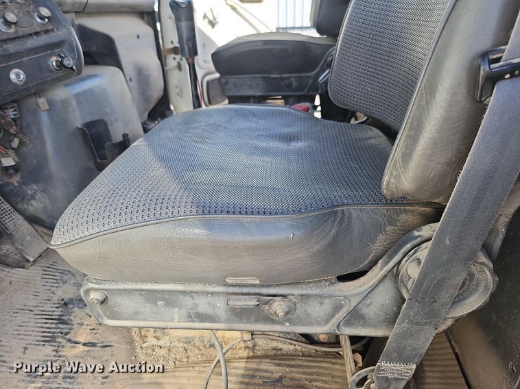 image for item DQ0277 1993 Ford L8000  crane truck