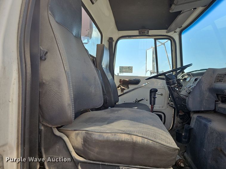 image for item DQ0277 1993 Ford L8000  crane truck