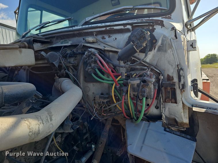 image for item DQ0277 1993 Ford L8000  crane truck