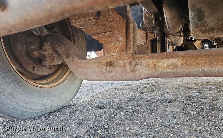 image for item DQ0277 1993 Ford L8000  crane truck