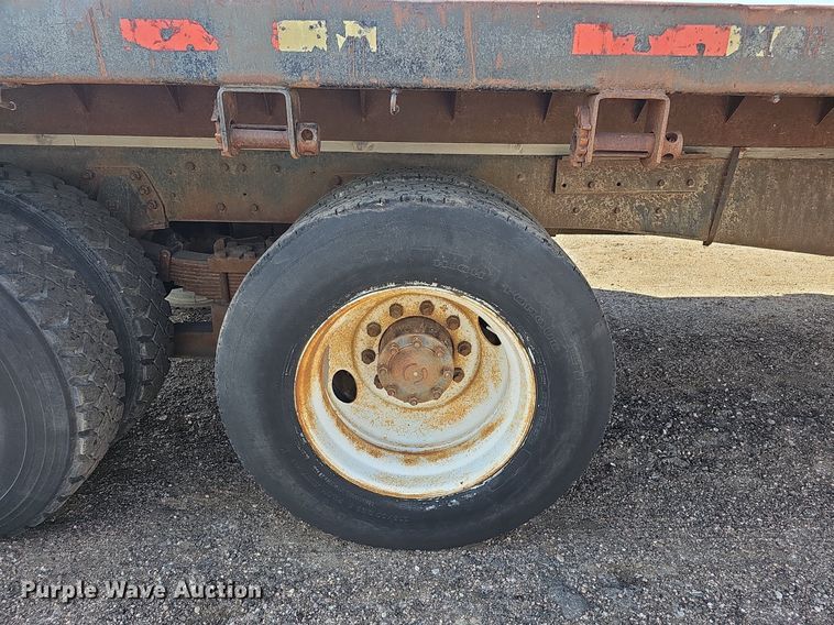 image for item DQ0277 1993 Ford L8000  crane truck