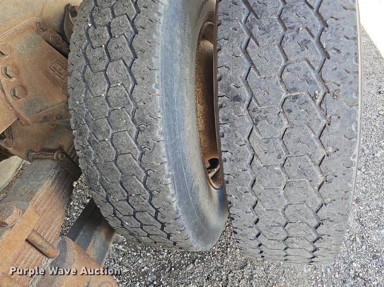 image for item DQ0277 1993 Ford L8000  crane truck