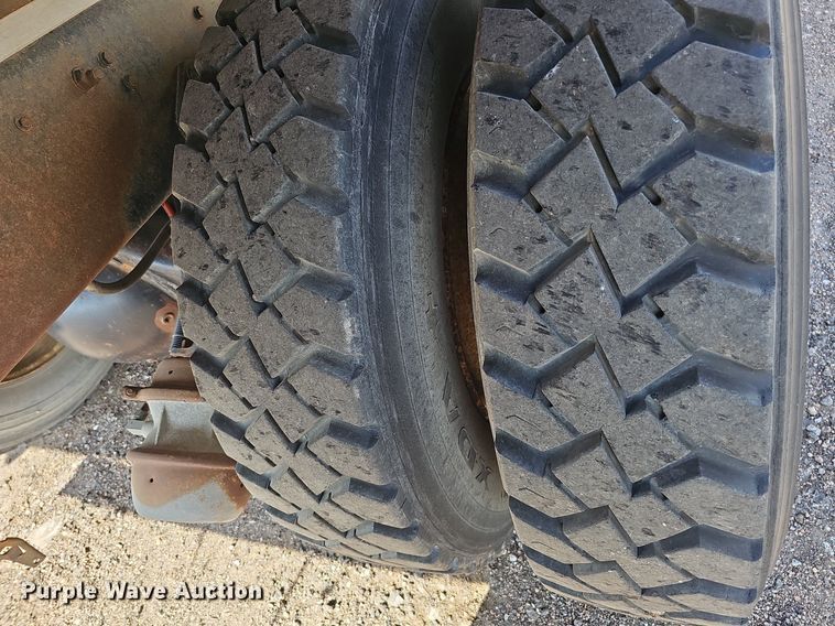 image for item DQ0277 1993 Ford L8000  crane truck