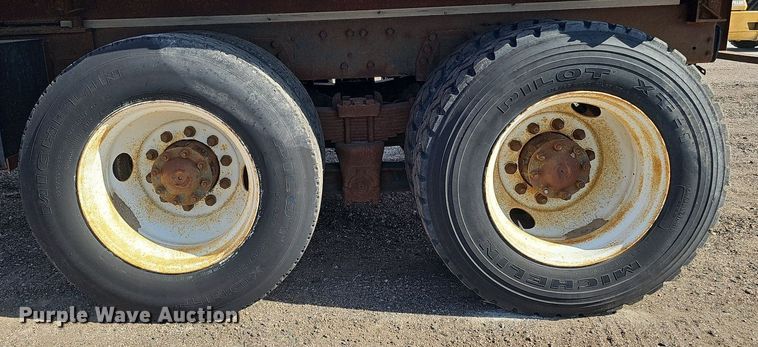 image for item DQ0277 1993 Ford L8000  crane truck