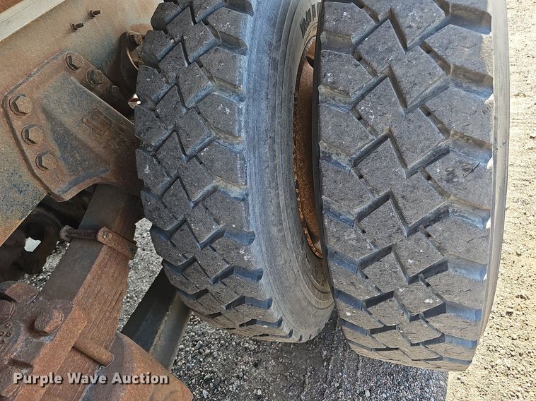 image for item DQ0277 1993 Ford L8000  crane truck