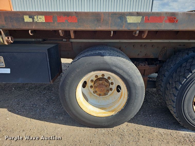 image for item DQ0277 1993 Ford L8000  crane truck