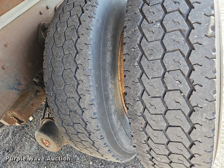 image for item DQ0277 1993 Ford L8000  crane truck