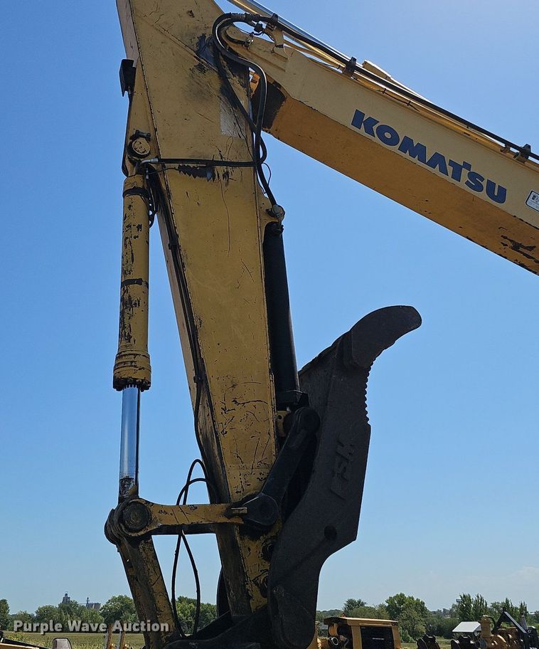 image for item DQ0278 2006 Komatsu PC220LC-8  excavator