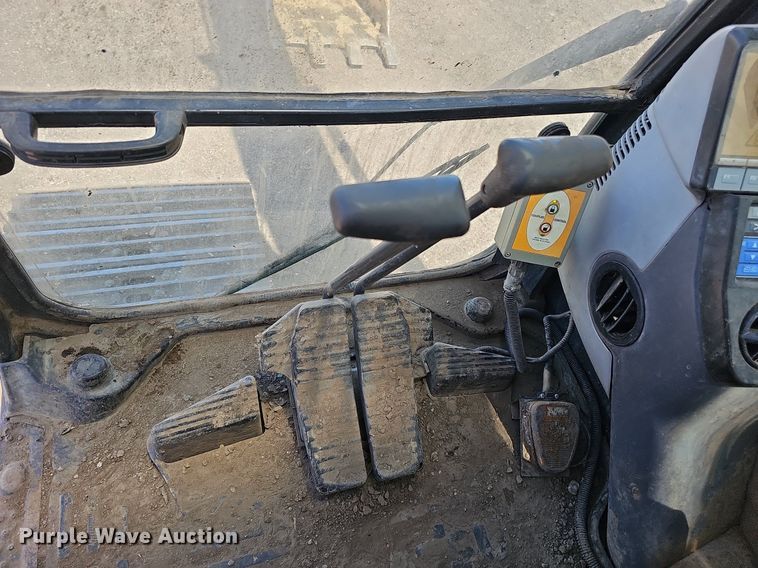 image for item DQ0278 2006 Komatsu PC220LC-8  excavator