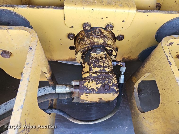 image for item DQ0279 2001 Caterpillar CP-563D  single drum vibratory roller