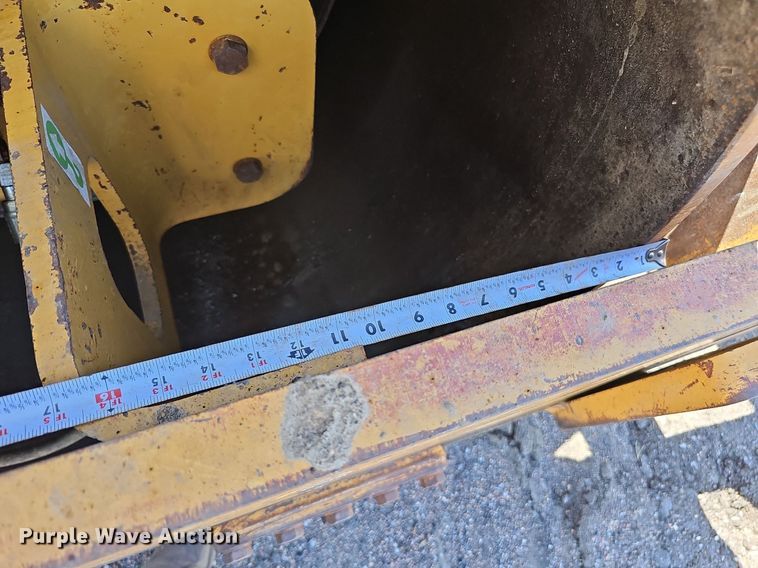 image for item DQ0279 2001 Caterpillar CP-563D  single drum vibratory roller