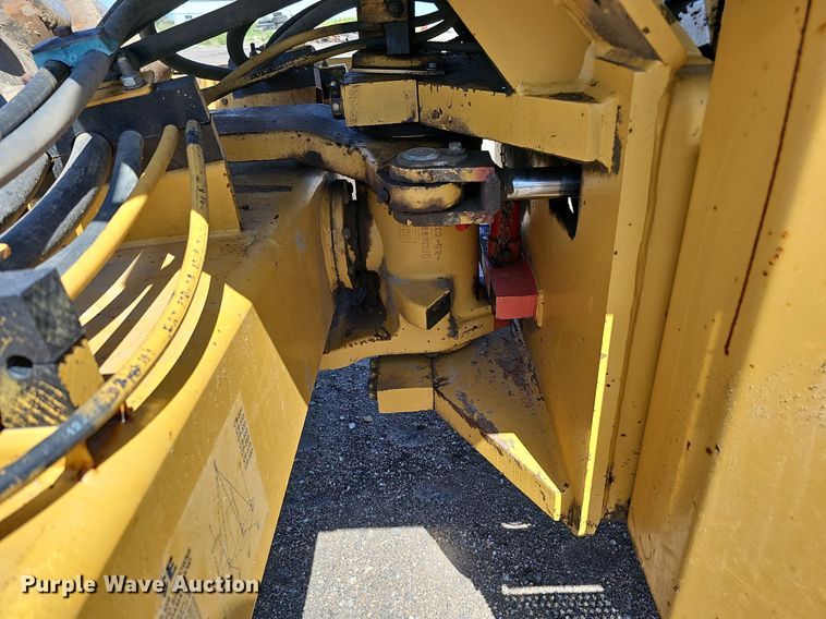 image for item DQ0279 2001 Caterpillar CP-563D  single drum vibratory roller