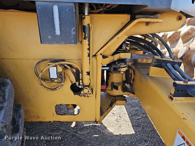 image for item DQ0279 2001 Caterpillar CP-563D  single drum vibratory roller