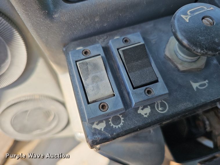 image for item DQ0279 2001 Caterpillar CP-563D  single drum vibratory roller