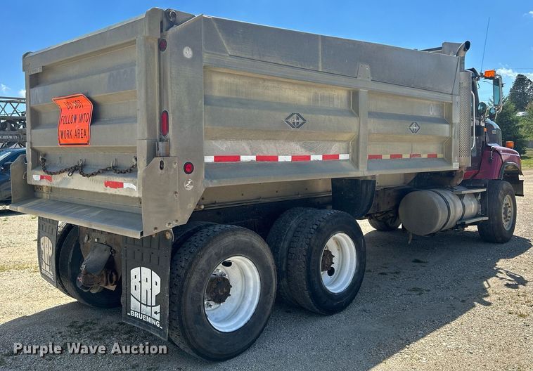 image for item DQ0893 2000 International 5600i  dump truck