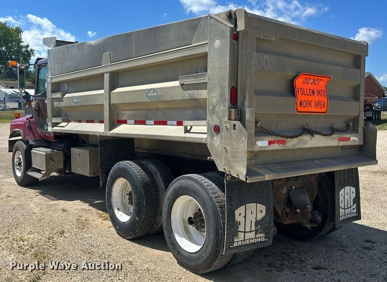 image for item DQ0893 2000 International 5600i  dump truck