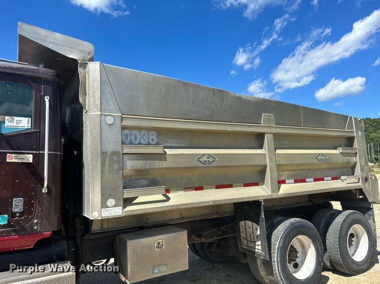 image for item DQ0893 2000 International 5600i  dump truck