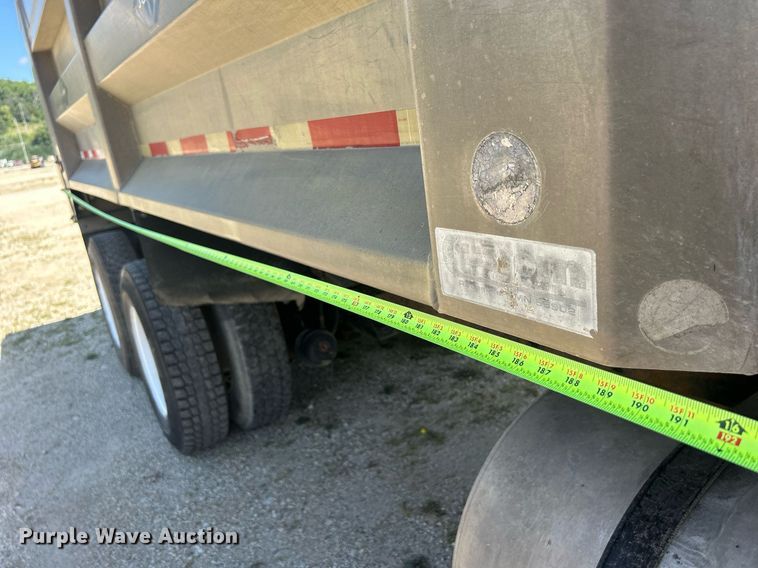 image for item DQ0893 2000 International 5600i  dump truck