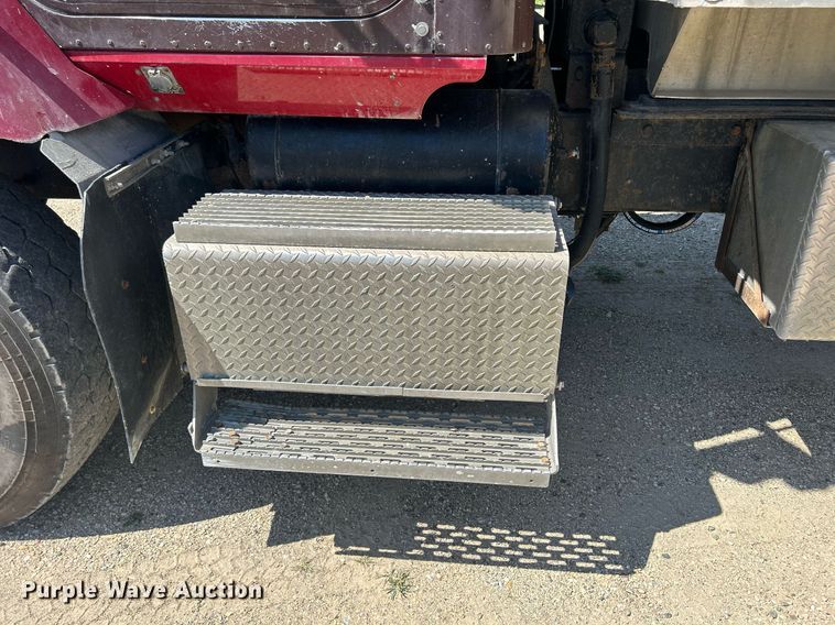 image for item DQ0893 2000 International 5600i  dump truck