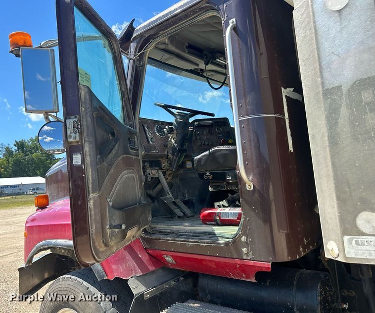 image for item DQ0893 2000 International 5600i  dump truck