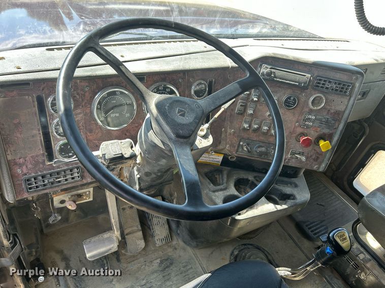 image for item DQ0893 2000 International 5600i  dump truck