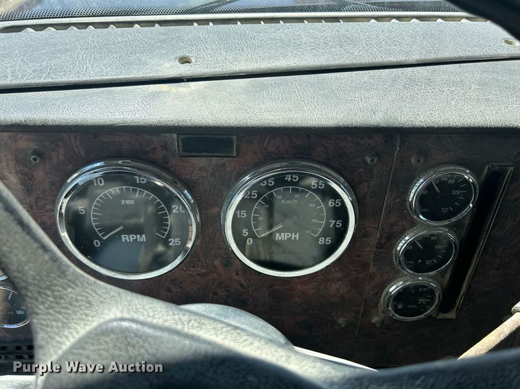 image for item DQ0893 2000 International 5600i  dump truck