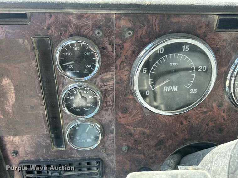 image for item DQ0893 2000 International 5600i  dump truck