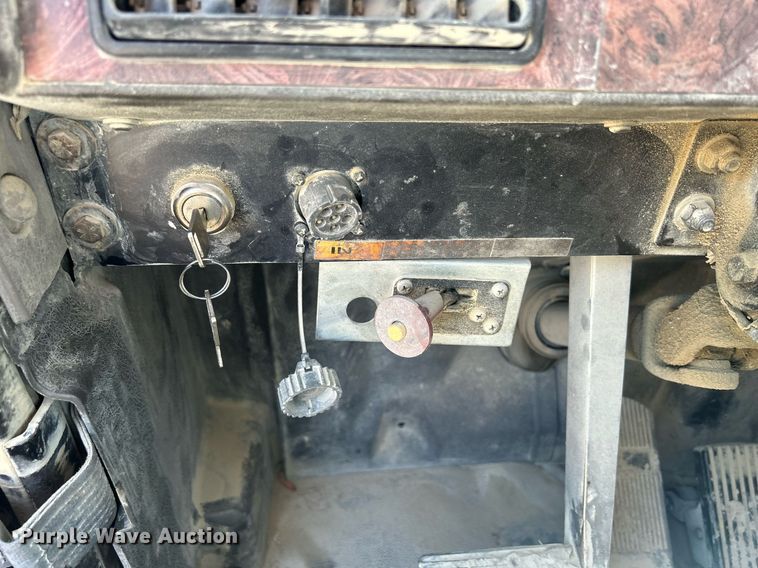 image for item DQ0893 2000 International 5600i  dump truck