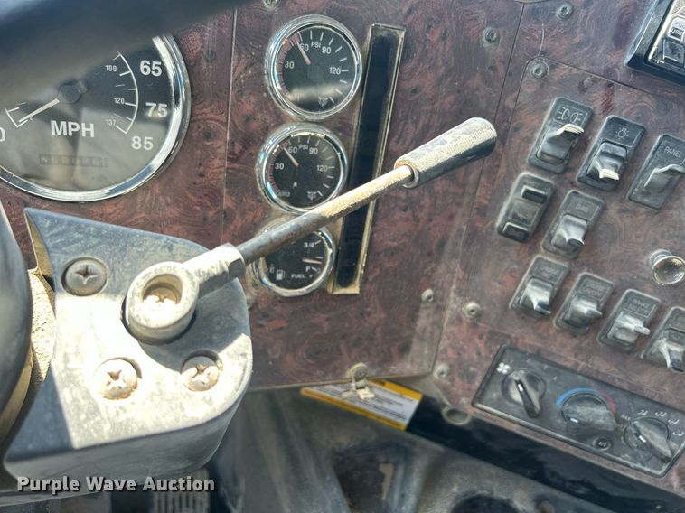 image for item DQ0893 2000 International 5600i  dump truck