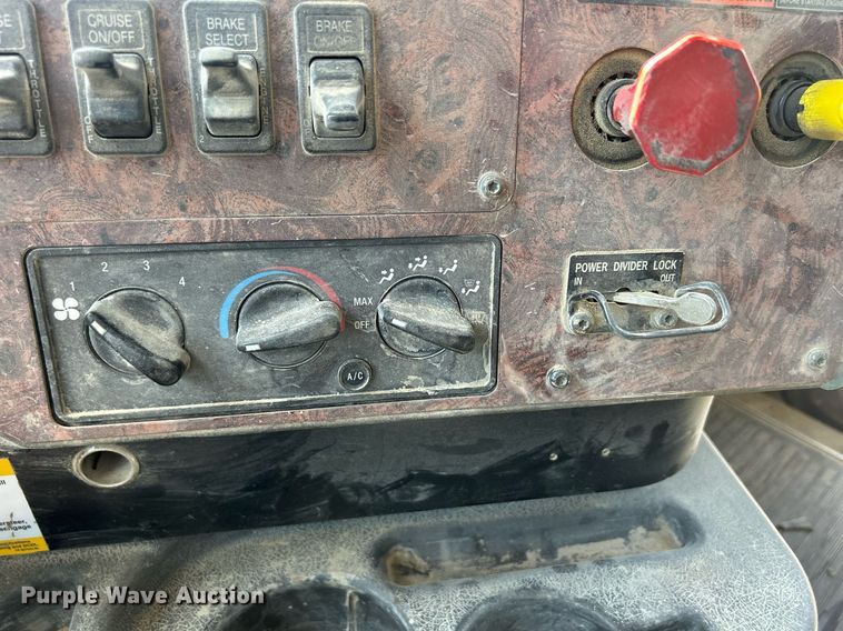 image for item DQ0893 2000 International 5600i  dump truck