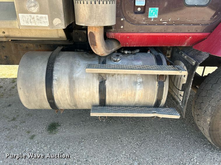 image for item DQ0893 2000 International 5600i  dump truck