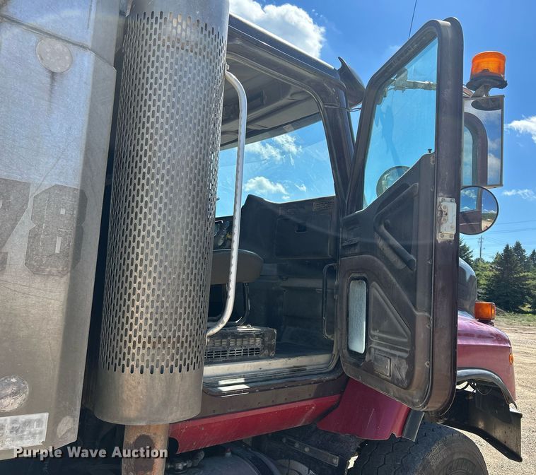 image for item DQ0893 2000 International 5600i  dump truck