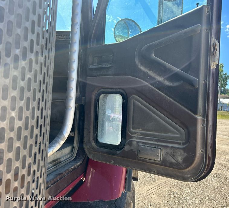 image for item DQ0893 2000 International 5600i  dump truck